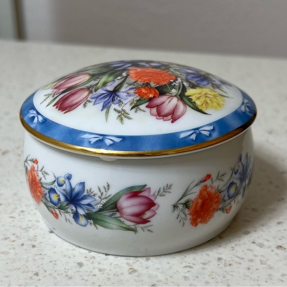Beautiful, Danbury Mint porcelain music box. Excellent condition. - Picture 5 of 5